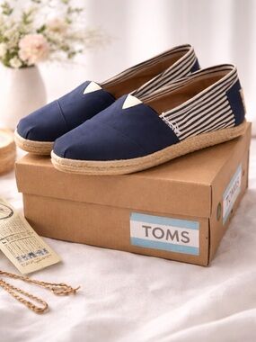TOMS Classics Navy and cream Espadrilles | NWT | Women Size 8